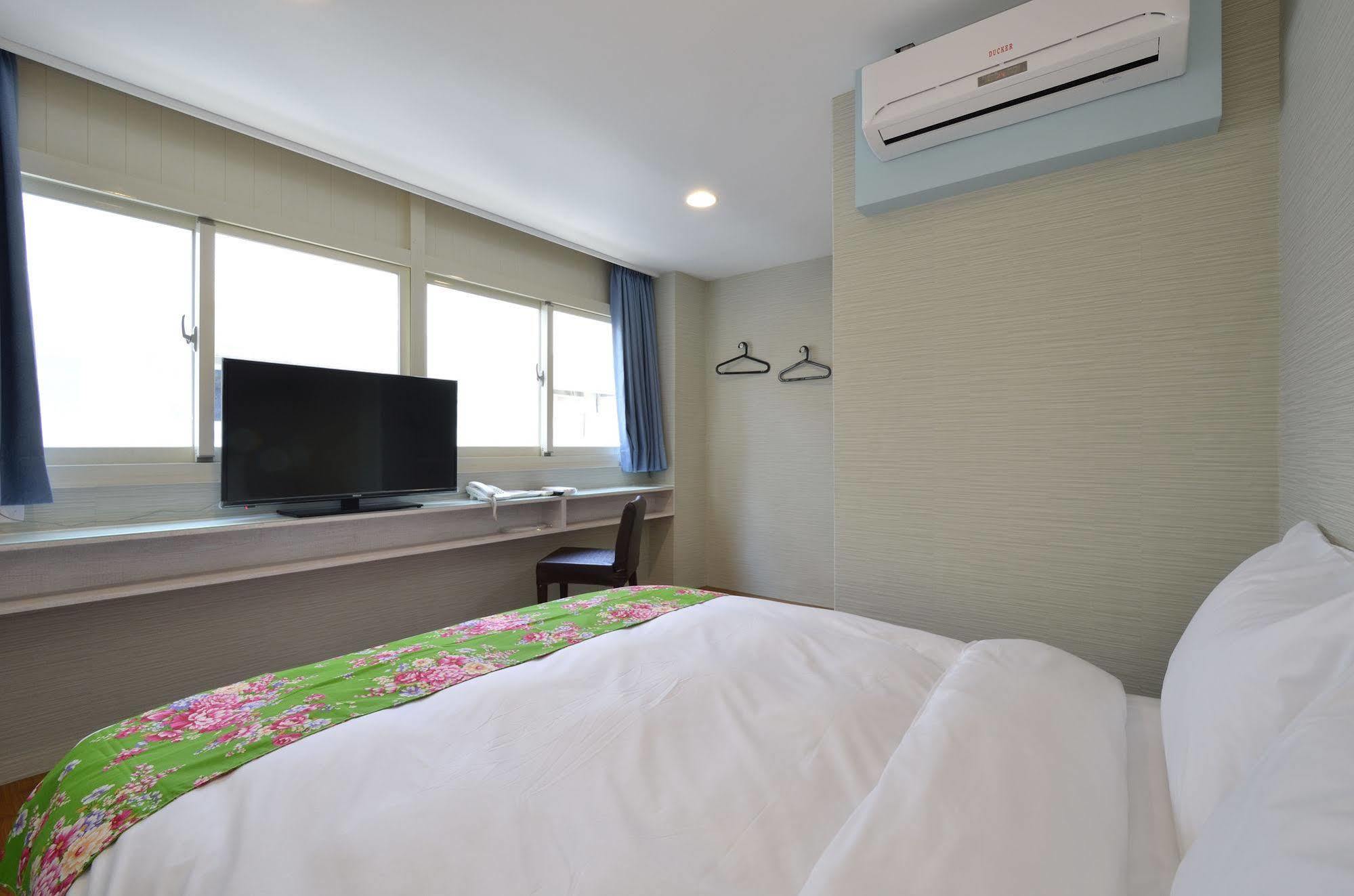 Mini Box Hotel Тайбэй Экстерьер фото